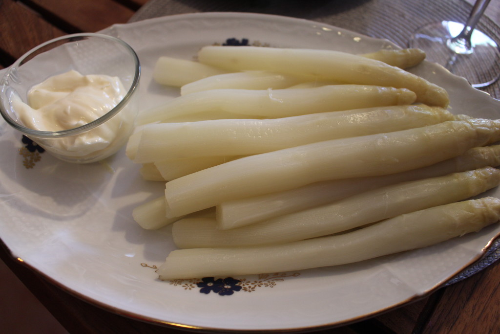 Espárragos de temporada con mayonesa