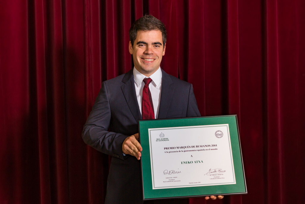 Bertol Izagirre con el premio de Eneko Atxa 
