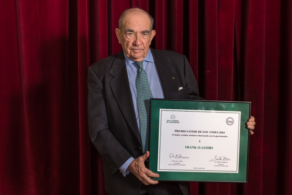 Luis Miguel Beneyto con el premio de Frank O. Gehry 