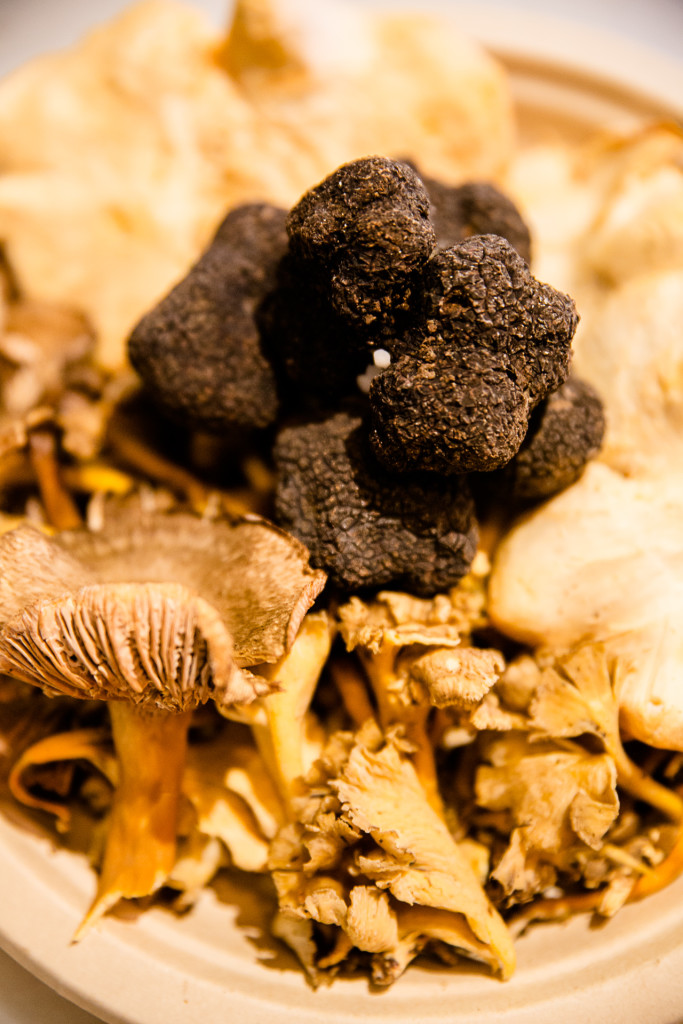 Trufa y setas en el Mercado de San Ildefonso en Madrid