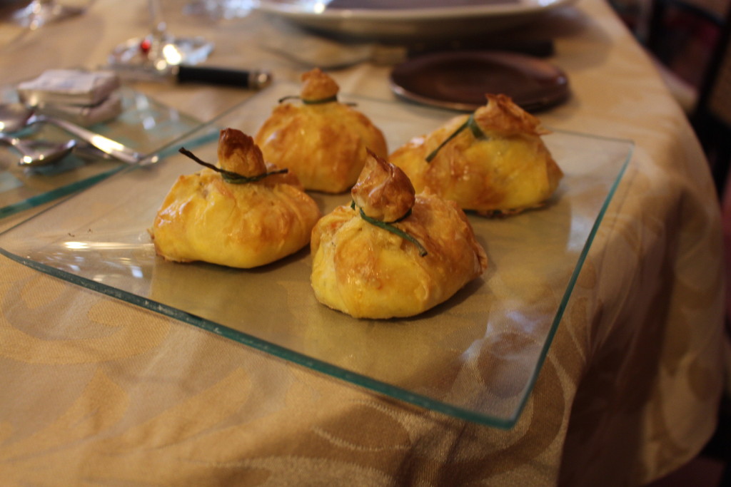 Saquitos de pasta filo rellenos de crema de salmón ahumado