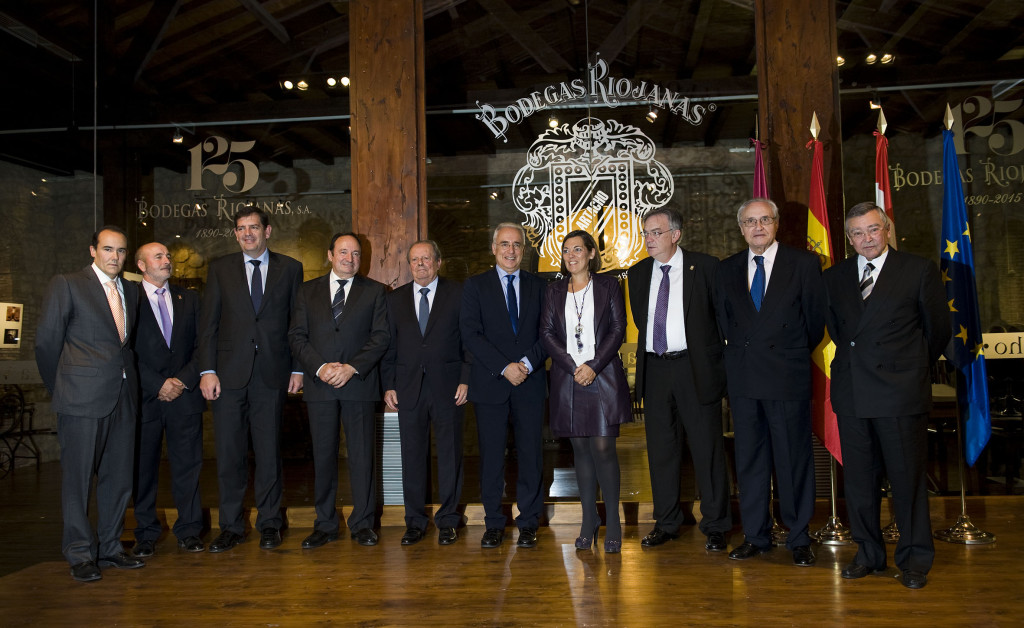 Autoridades de las Comunidades de La Rioja, Castilla León y Galicia junto a los directivos de Bodegas Riojanas en el acto institucional celebrado en las centenarias instalaciones de la bodega en Cenicero. 