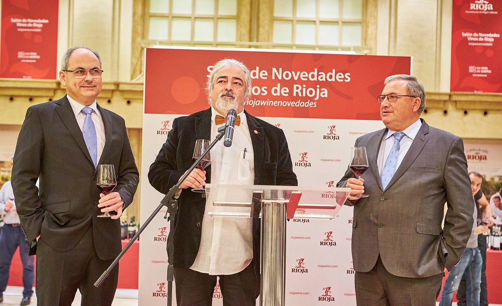 El encargado de presentar el Salón en La Coruña fue el presidente de los sumilleres de Galicia, Luis Paadín, en la foto entre el director general del Consejo Regulador, José Luis Lapuente, y el presidente, José María Daroca.