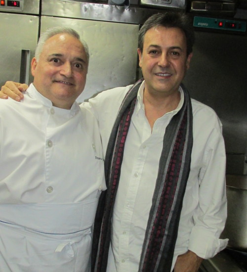 Antonio Cosmen y Joé Ribagorda en la cocina de la Cruz Blanca de Vallecas