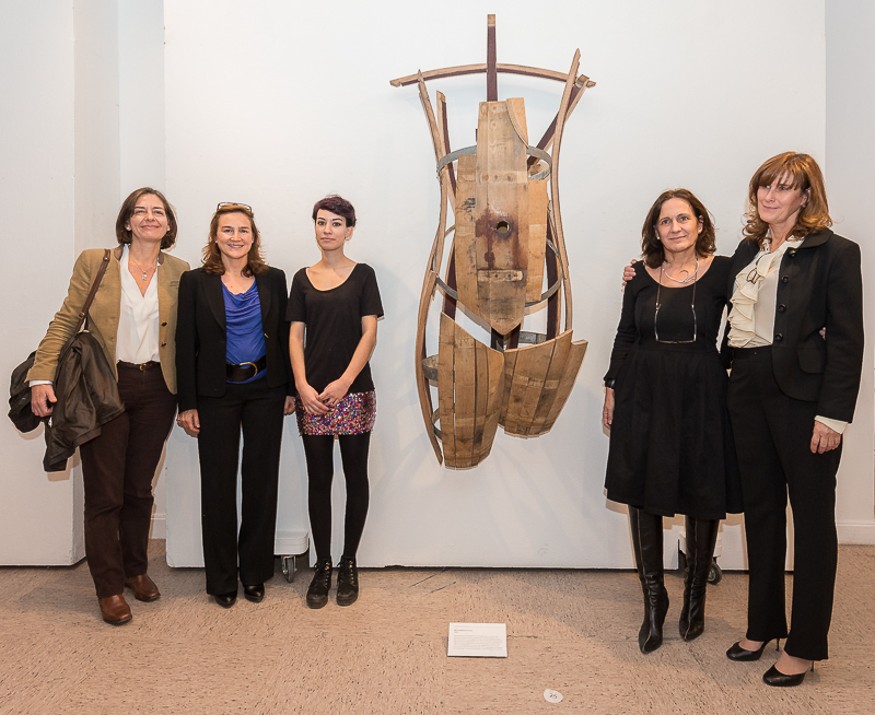 María Nagore Ferrer, Vicerrectora de extensión universitaria, cultura y deporte de la Universidad Complutense de Madrid, Carolina García Viadero, Consejera Delegada de Bodegas Valduero, María Rodriguez Castro ganadora del Certamen, Elena Blanch, Decana de la Facultad de Bellas Artes de la UCM y Yolanda García Viadero, Consejera Delegada de Bodegas Valduero posando junto a la obra ganadora obra “Vana”