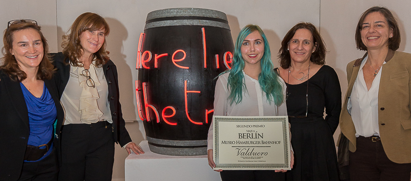 Carolina García Viadero, Consejera Delegada de Bodegas Valduero, Yolanda García Viadero, Consejera Delegada de Bodegas Valduero, Laura Martín Cruz, ganadora del segundo premio del certamen, Elena Blanch, Decana de la Facultad de Bellas Artes de la UCM y María Nagore Ferrer, Vicerrectora de extensión universitaria, cultura y deporte de la Universidad Complutense de Madrid, posando junto a la obra “Here lies the thuth”
