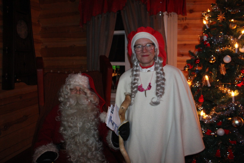 Los Señores Claus en su hogar recibiendo vuestras cartas