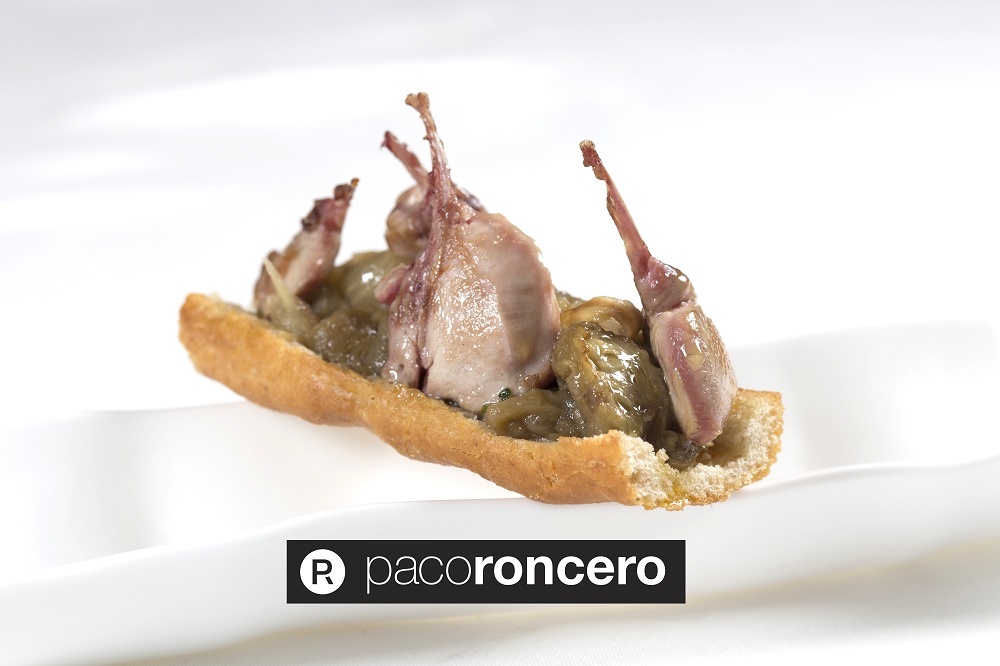Coca de berenjena y costillas de conejo de Paco Roncero