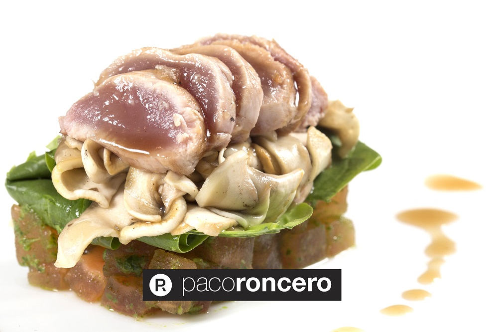 Tian de conejo con setas, espinacas y tomate