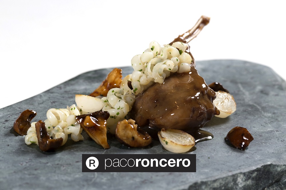 Espaldita de conejo con calamar, setas y cebollitas de Paco Roncero