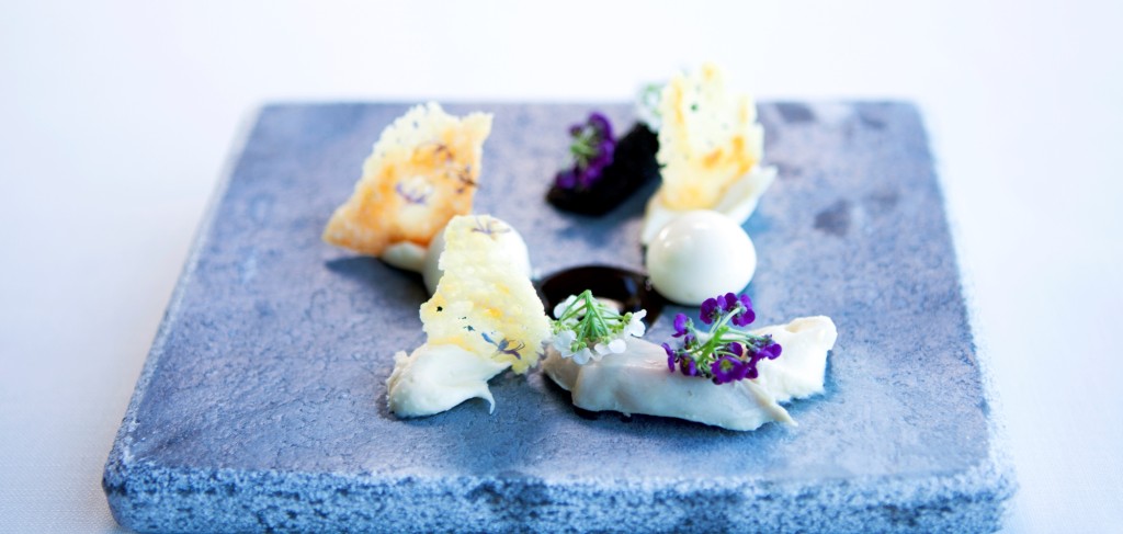 Codorniz, olivas negras y tres quesos vascos en tres texturas