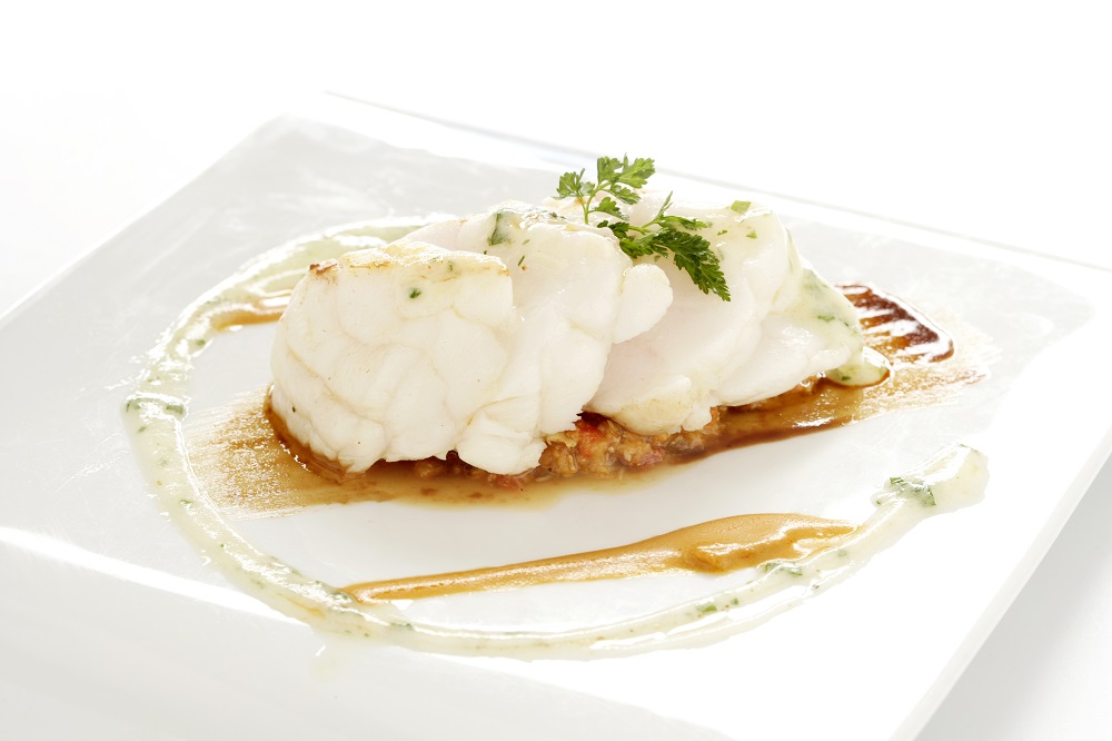 Rape asado en su propio jugo sobre Txangurro y base de marisco