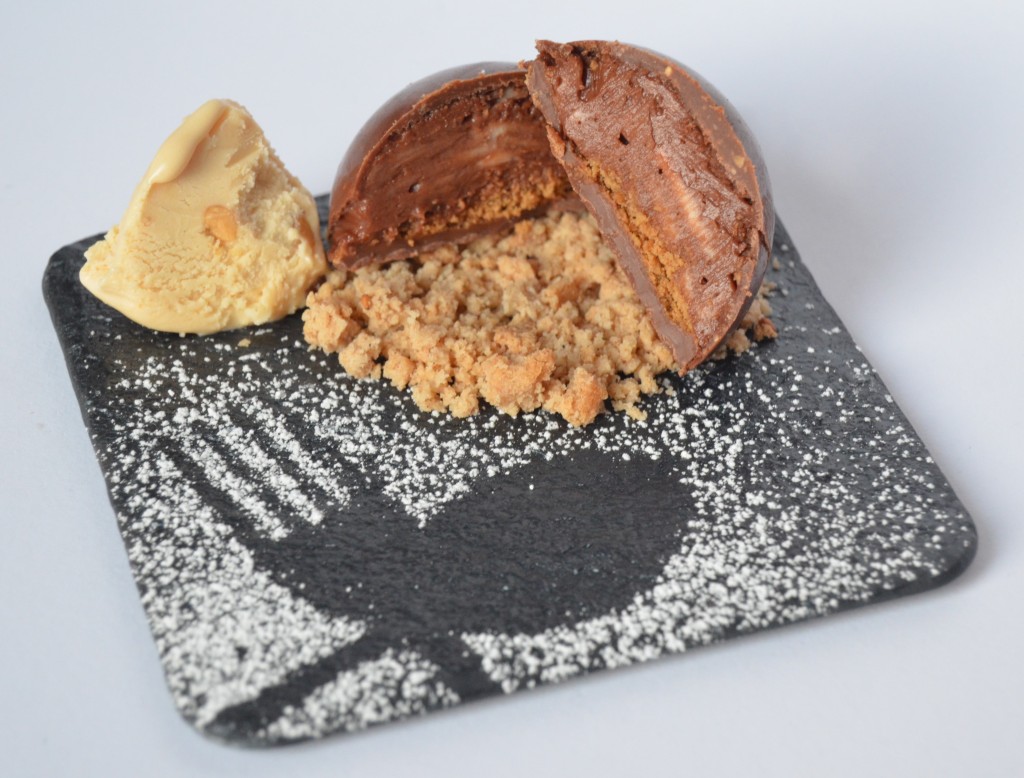 Semiesfera de chocolate y Avellanas de Omar Diaz