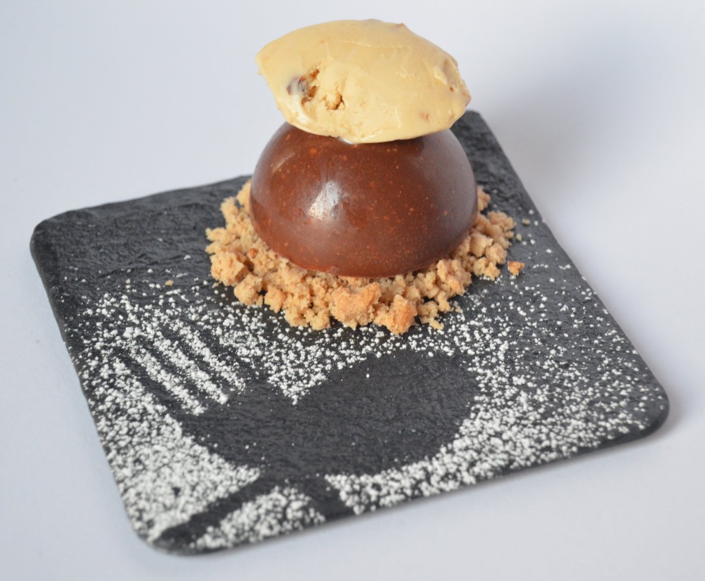 Semiesfera de chocolate y Avellanas de Omar Diaz