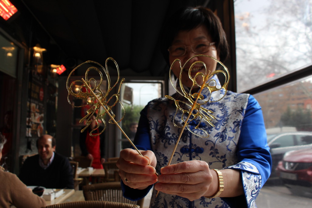 Lili con monos hechos con hilos de caramelo