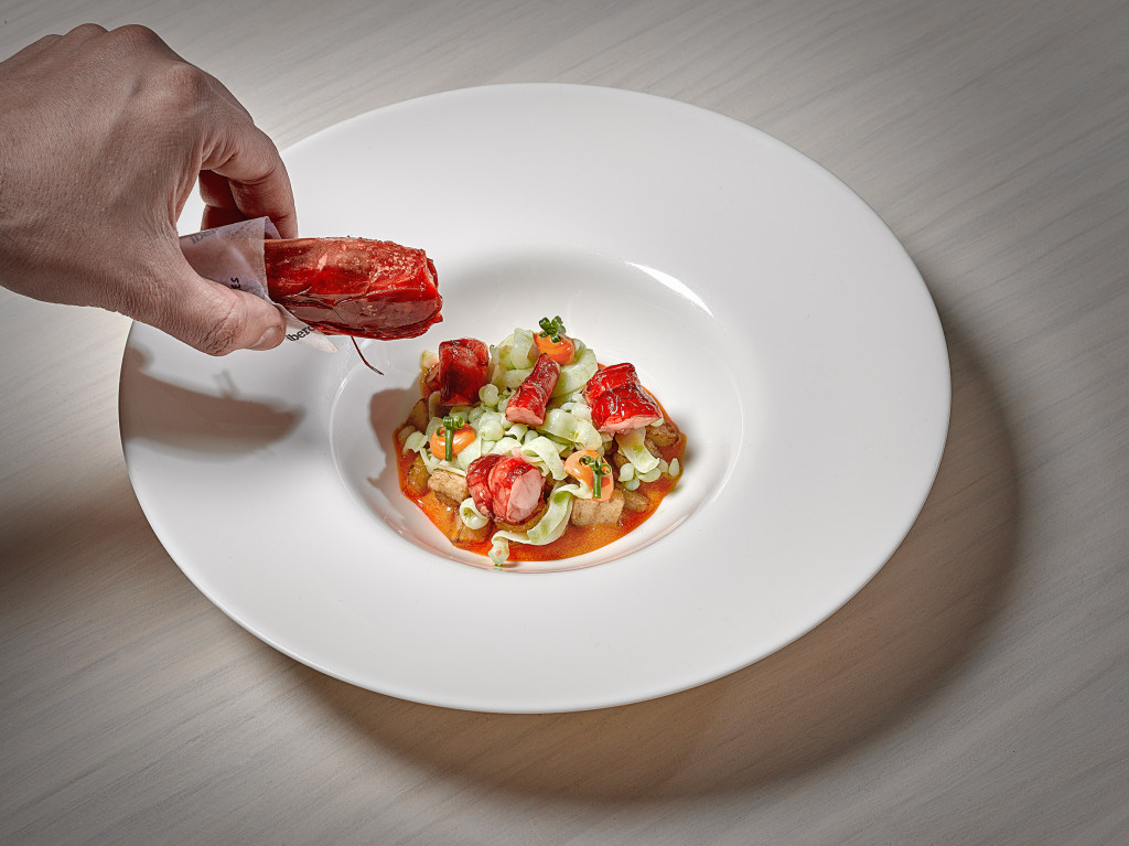 Altrapo Carabinero asado, emulsión de pimentón, tallarín de calamar y patatas fritas