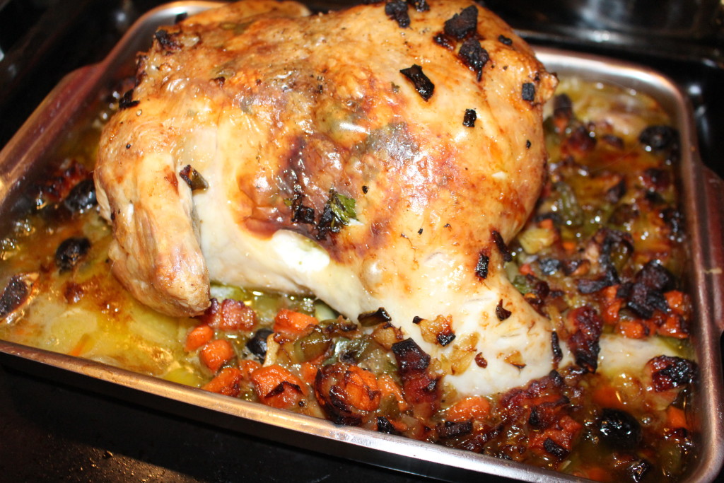 Pollo asado con verduras panceta, regado con cerveza