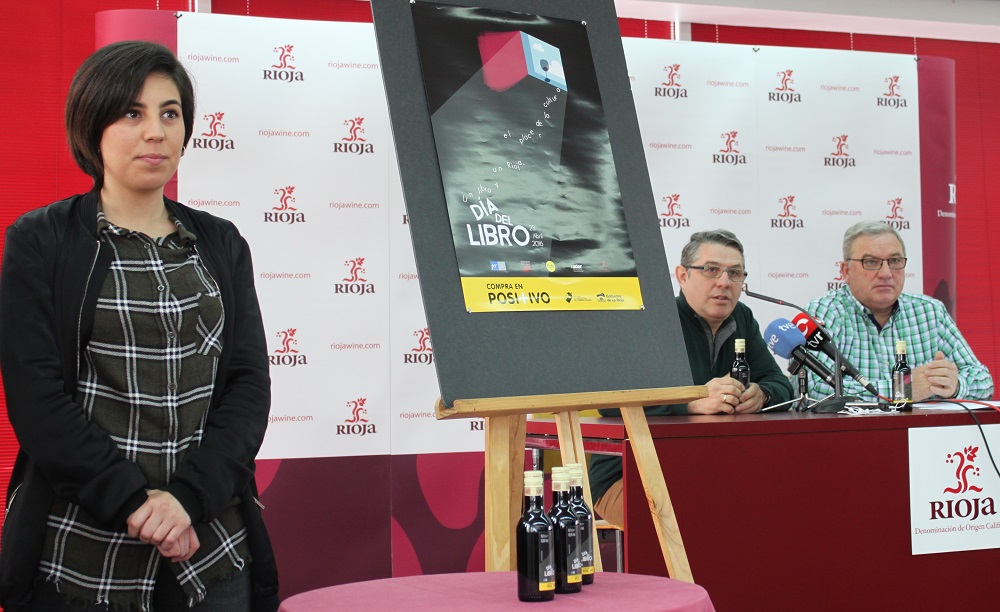 La ganadora del concurso, Rocío Ávila, con el presidente del Consejo Regulador de la D.O.Ca. Rioja, José María Daroca, y el presidente de la Asociación de Librerías de La Rioja, Antonio Domínguez.