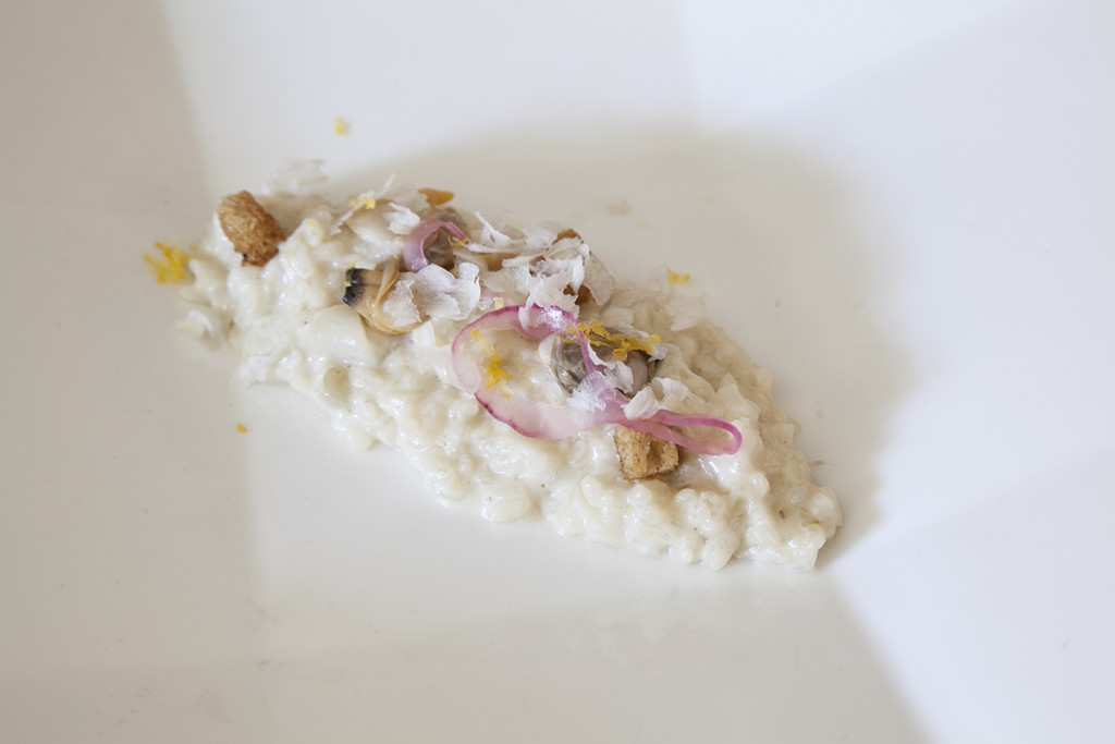 Arroz cremoso de almejas, hinojo y bergamota ©RAFA SUÑÉN