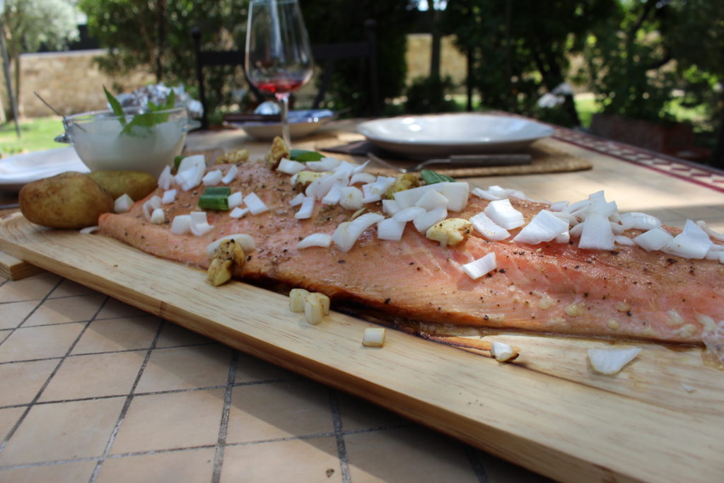 Salmón Noruego fresco en tablón de madera