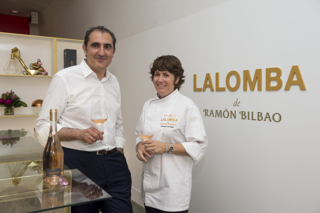 Rodolfo Bastida, gerente y director técnico de Bodegas Ramón Bilbao, y Macarena de Castro