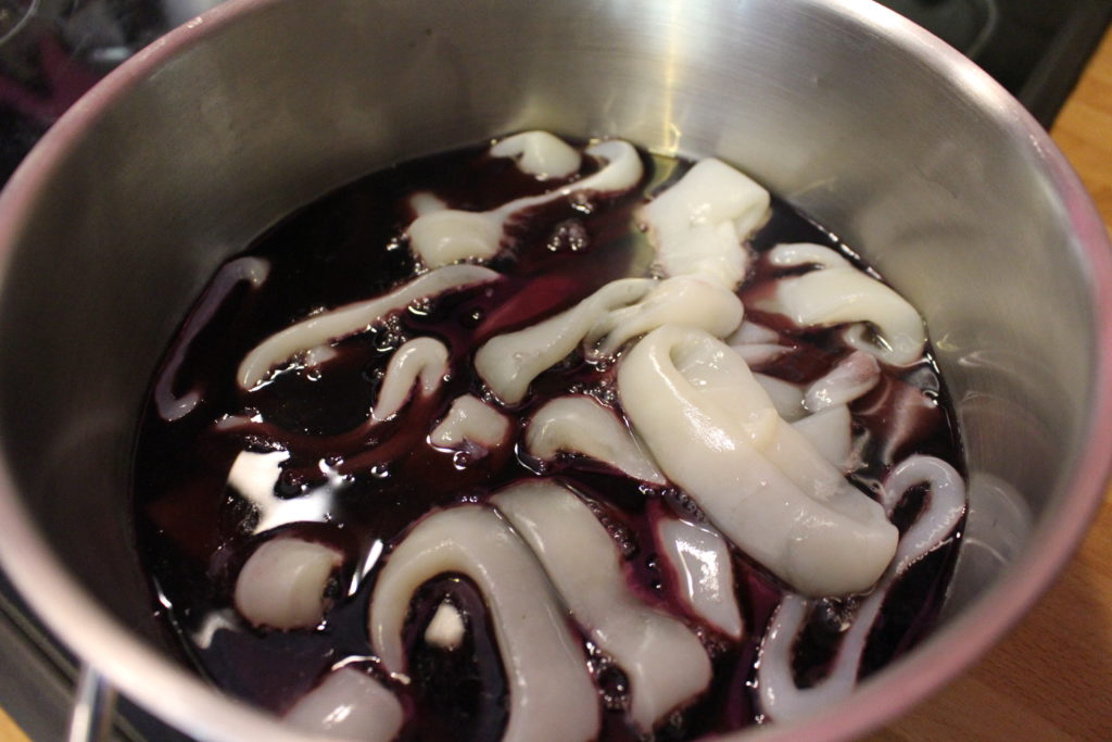 Anillas de calamar en el vino tinto