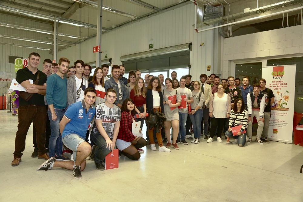 Los alumnos del IES Mediterrània visitan en Finestrat GMcash, el cash &carry de Grupo Miquel