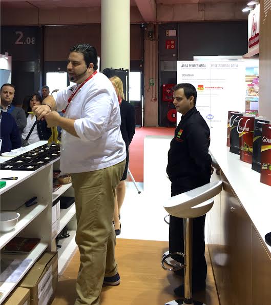 Xanti Elias miembro del jurado del concurso “GMchef, destapa tu creatvidad” realizando un show cooking de tapas en GMcash