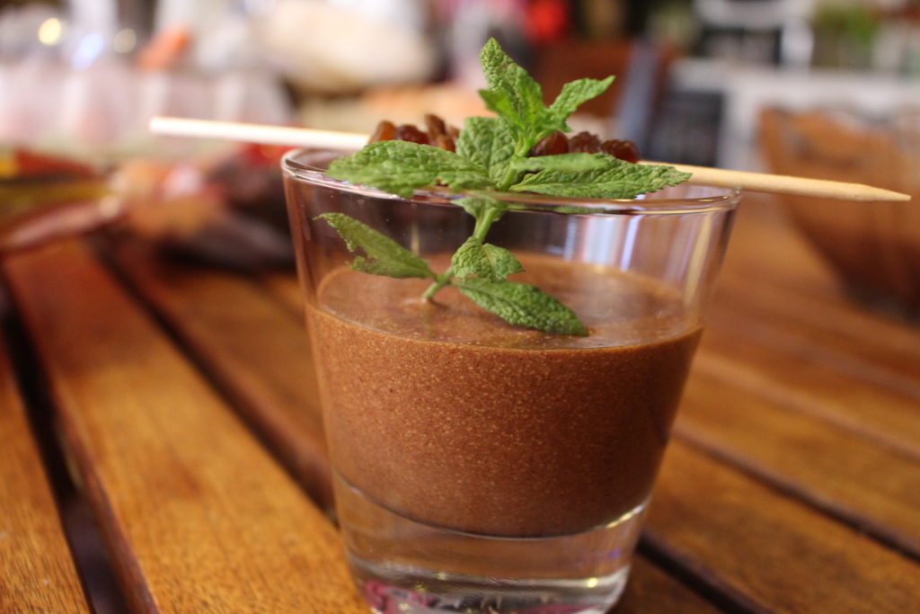 Mousse de chocolate, con pasas, al aroma de ron y menta