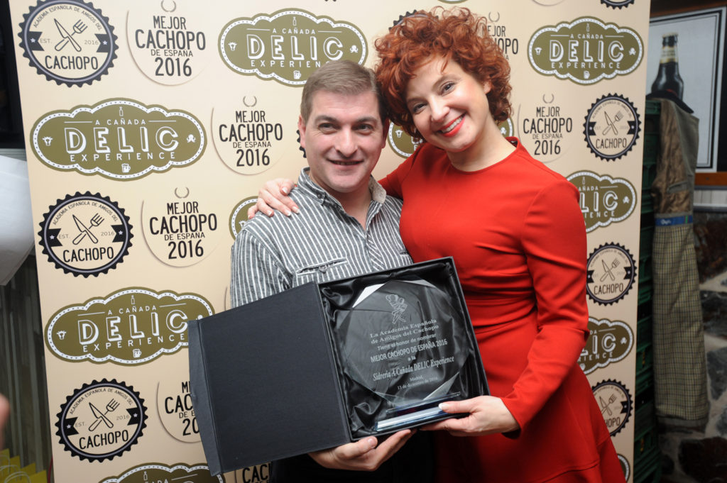 Ana Villa y César Román sostienen la placa al Mejor Cachopo de España 2016