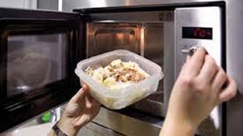 ¿Qué pasa cuando recaliento mi comida en el microondas?