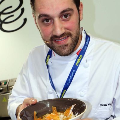 El cocinero Fran Vicente con su plato