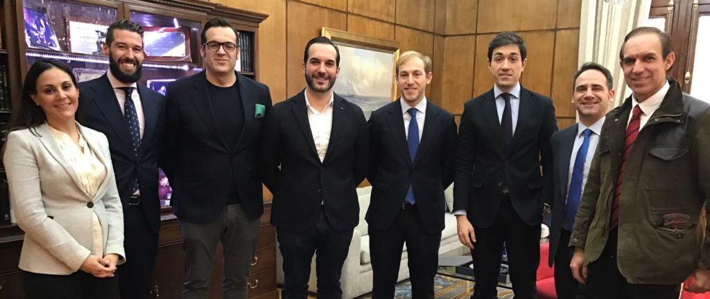 Diego, Mario y Rafael Sandoval junto a los representantes de la propiedad.