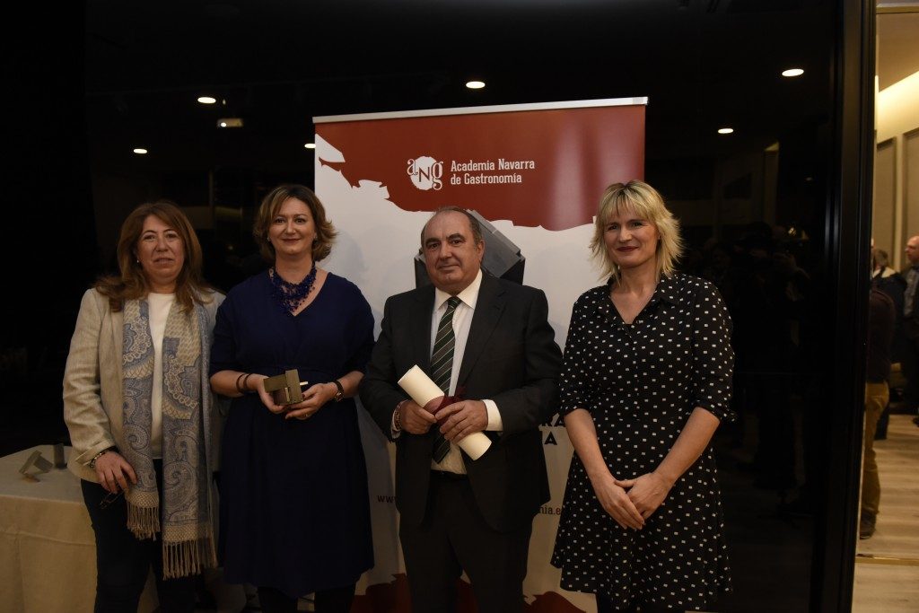 Carmen Alba, delegada del Gobierno en Navarra;Ana Laguna, presidenta de la Academia Navarra de Gastronomía; Ignacio Idoate, premio Academia Navarra de Gastronomía 2016 y; Maitena Ezkutari, directora general de Comercio y Turismo del Gobierno de Navarra.