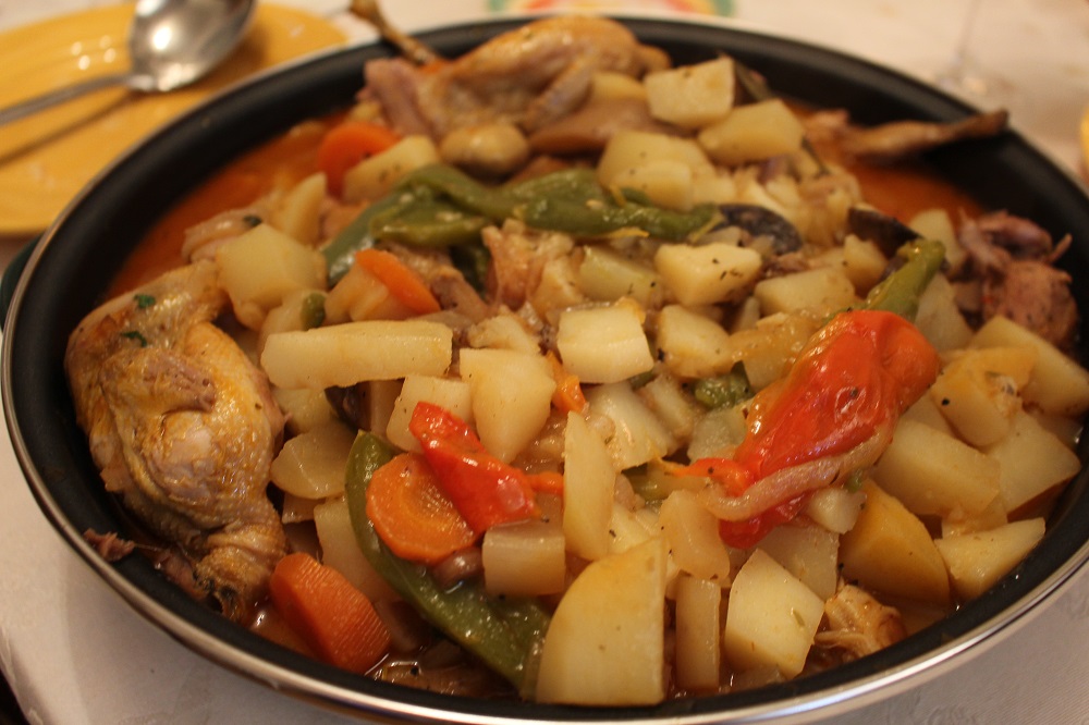 Receta de aves: Codornices guisadas con verduras, setas y patatas