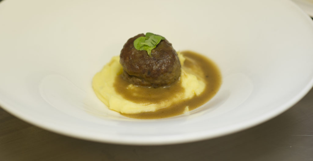 Pelota de ciervo con puré oloroso