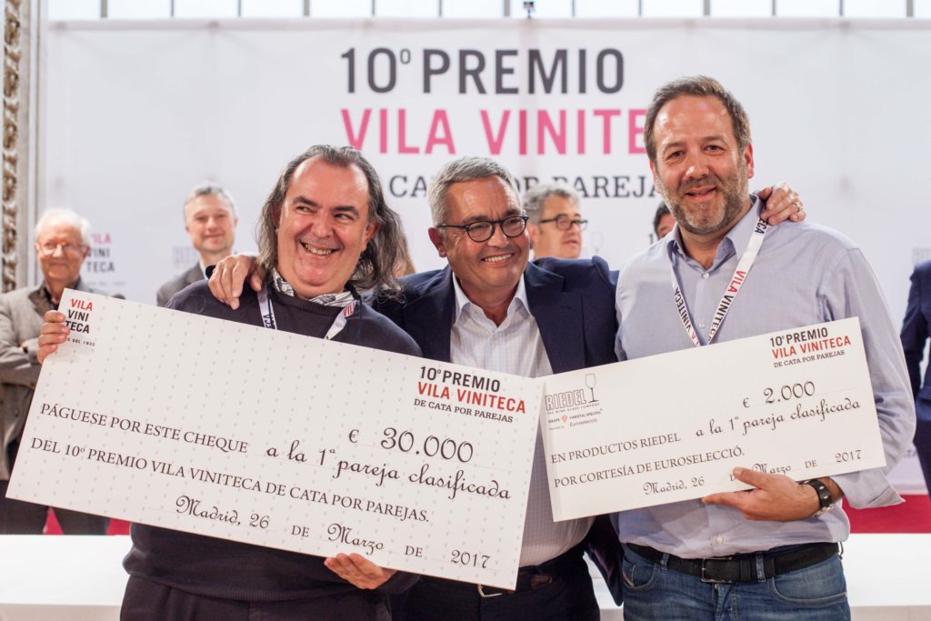 Luis Gutiérrez a la izquierda, Siscu Martí e Ignacio Villalgordo con su premio. Foto:Abraham Caromarin