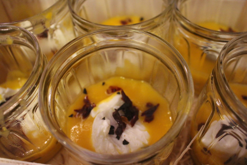 Huevos poché sobre crema de calabaza al aroma de trufa