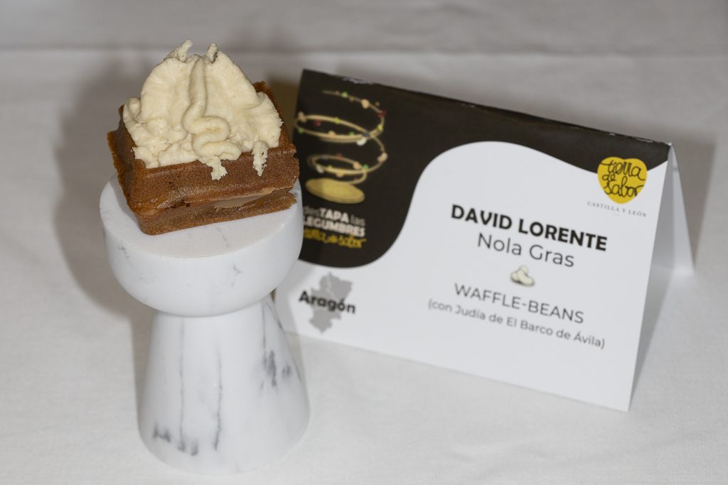 David Lorente Blasco del Restaurante Nola Gras de Zaragoza (Aragón), por su tapa «Waffle-Beans
