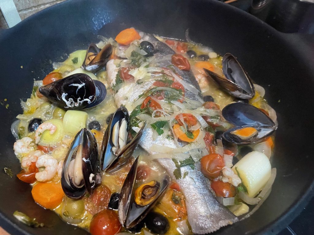 Añadimos las gambas y los mejillones